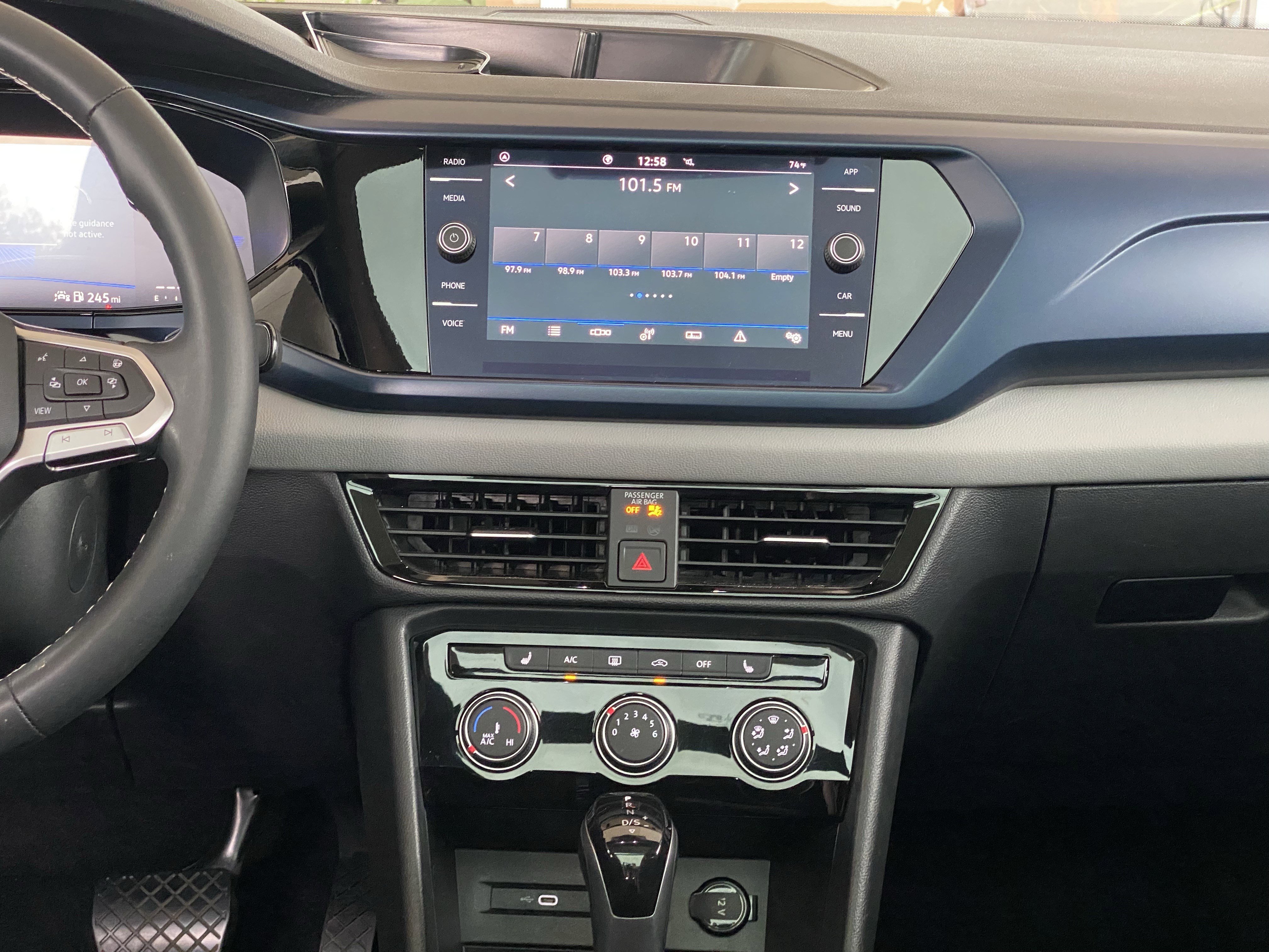 Used 2023 Volkswagen Taos SE w/ Panoramic Sunroof Package image 22