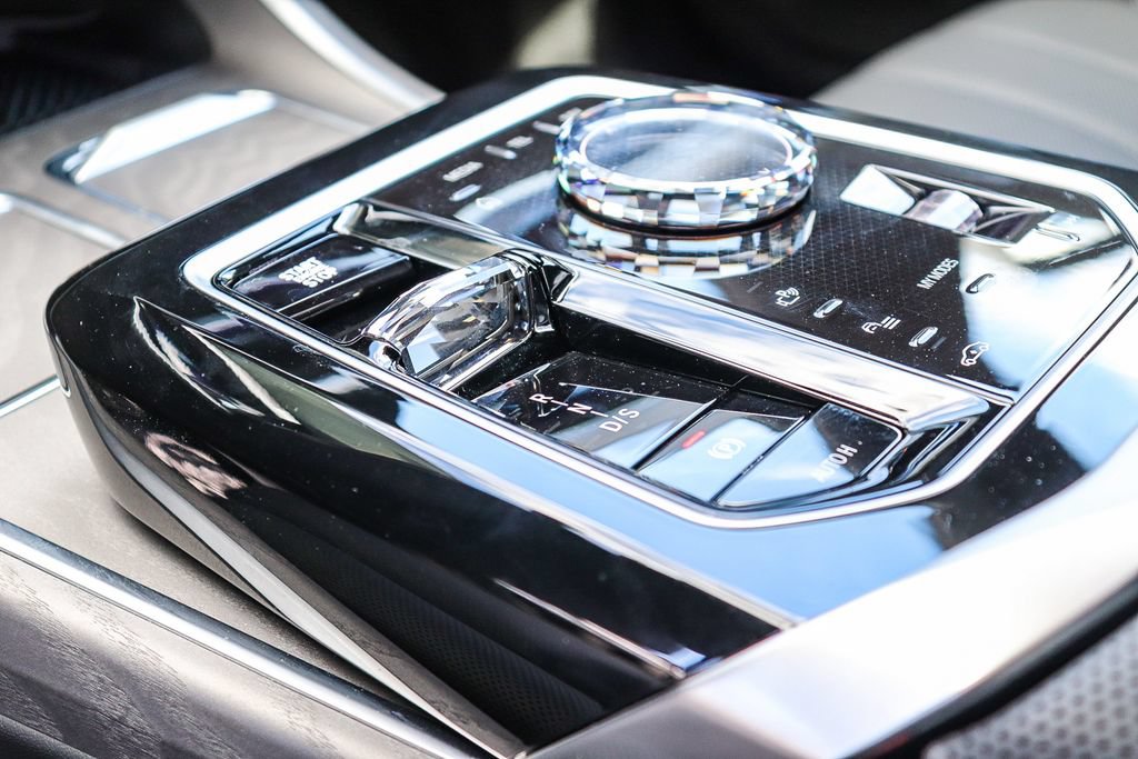 Used 2026 BMW 750e xDrive AWD/4WD image 19