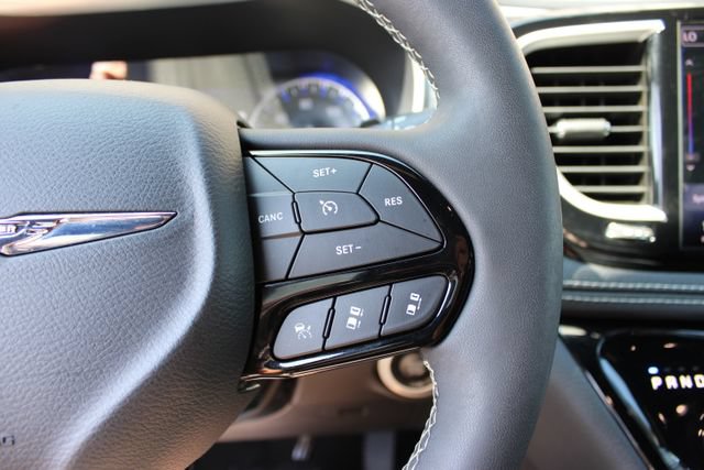 Used 2023 Chrysler Pacifica Touring-L w/ S Appearance Package AWD/4WD image 17