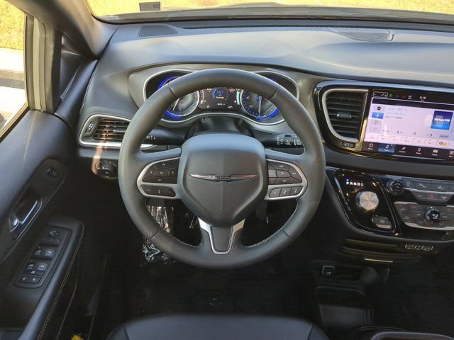 Used 2025 Chrysler Pacifica Select FWD image 15