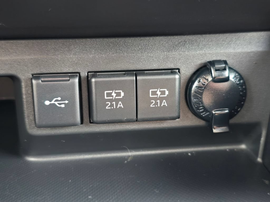 Used 2021 Toyota Highlander XLE AWD/4WD image 30