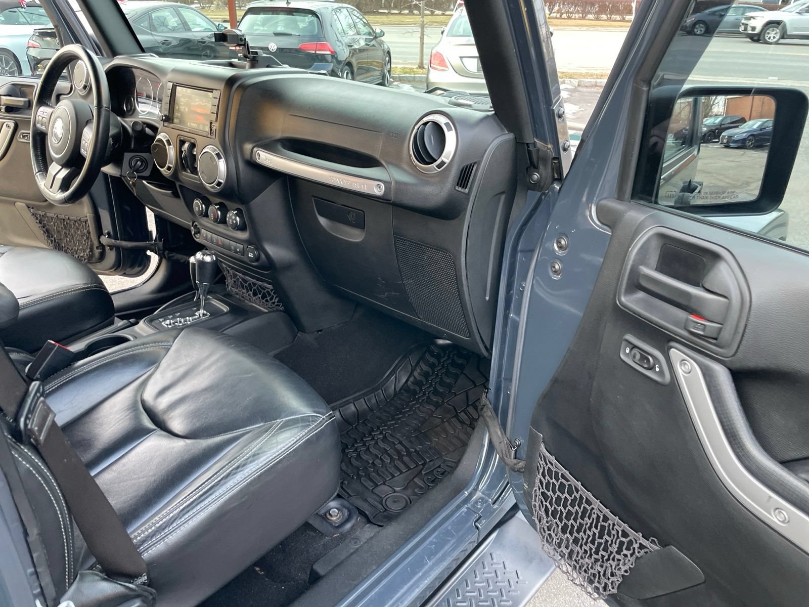 Used 2017 Jeep Wrangler Unlimited Sahara w/ Connectivity Group AWD/4WD image 12