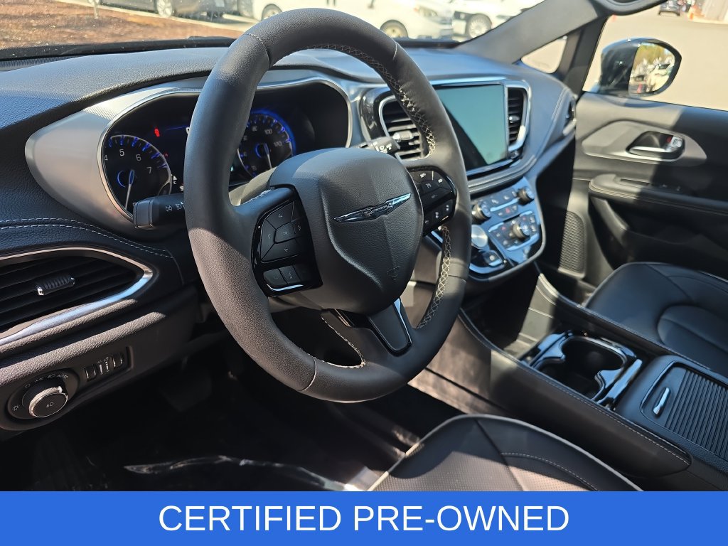 Used 2025 Chrysler Pacifica Limited FWD image 16