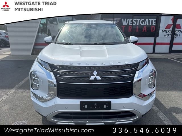 Used 2023 Mitsubishi Outlander SE image 2
