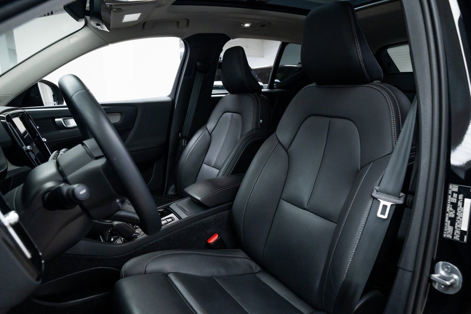 Used 2024 Volvo XC40 B5 Plus image 17