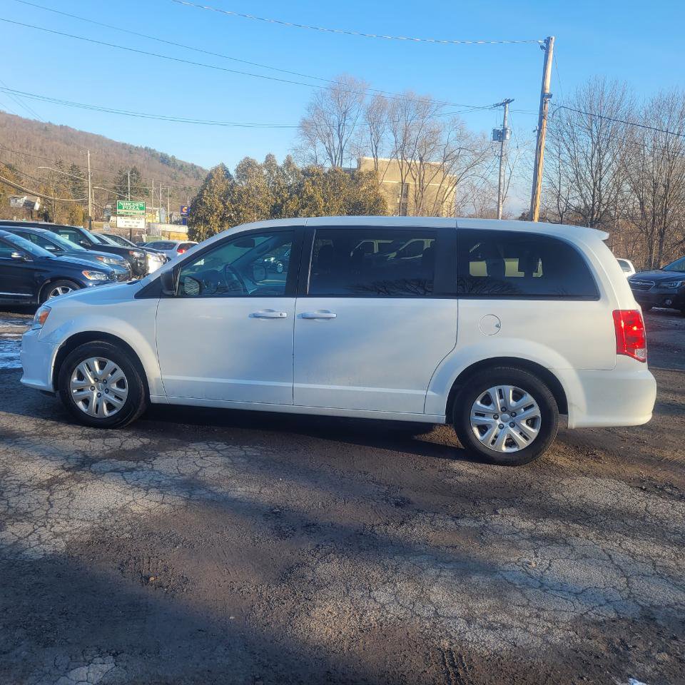 Used 2018 Dodge Grand Caravan SE w/ UConnect Hands-Free Group image 5