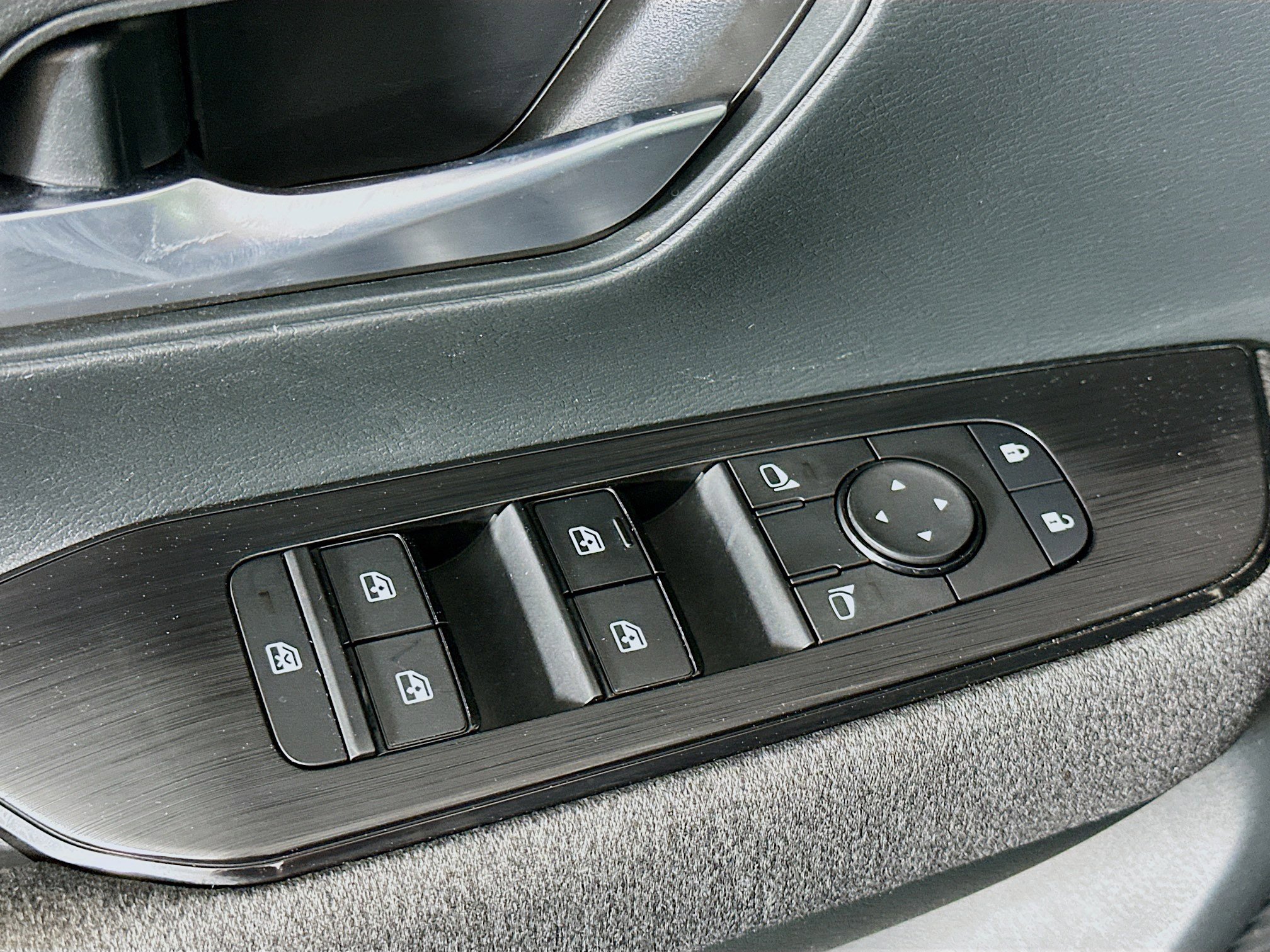 Used 2025 Nissan Kicks SV image 15