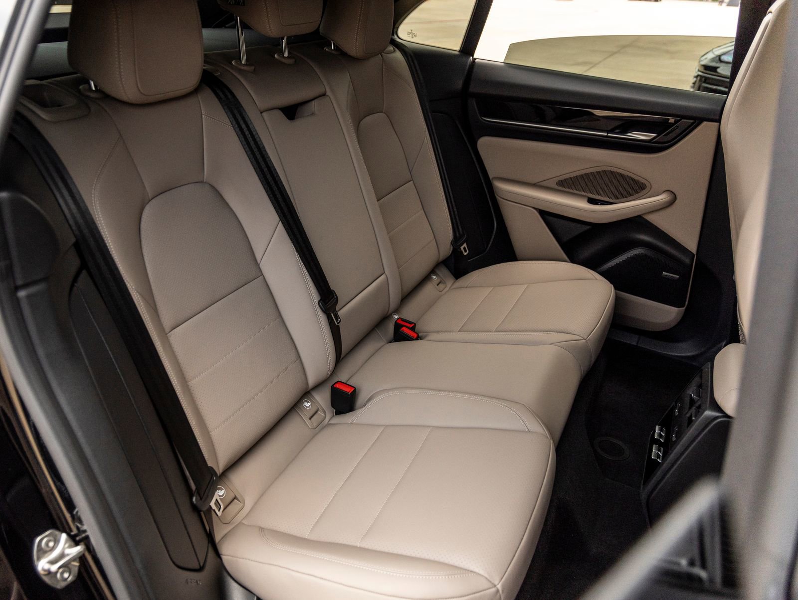 Certified 2025 Porsche Macan 4 Electric image 37