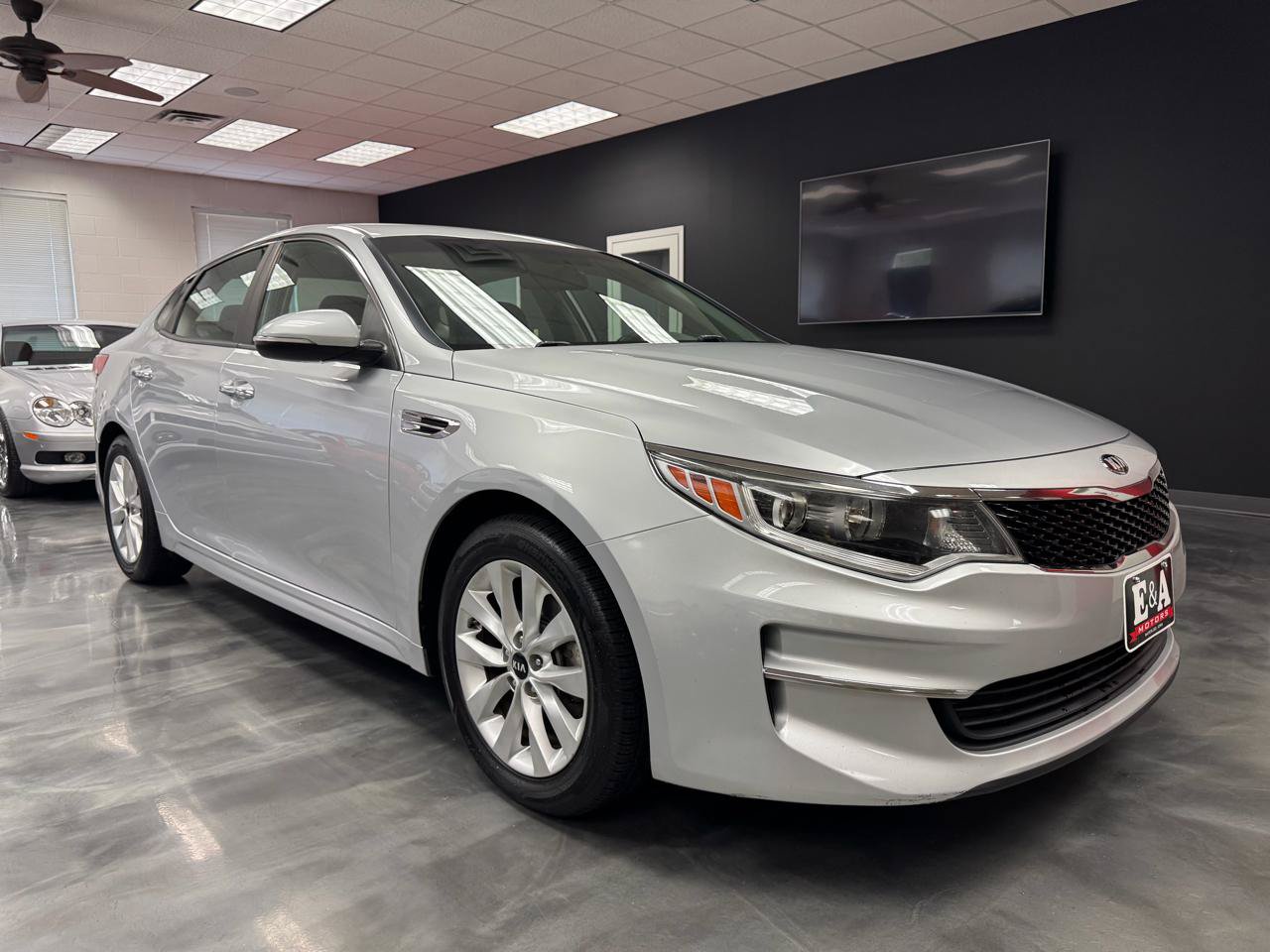 Used 2017 Kia Optima LX FWD image 3