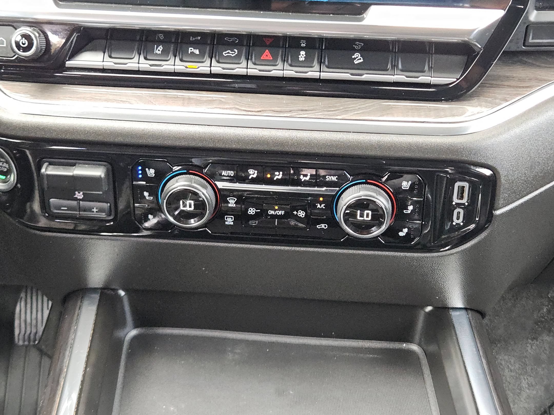 Used 2024 Chevrolet Silverado 2500 LTZ w/ LTZ Plus Package AWD/4WD image 19