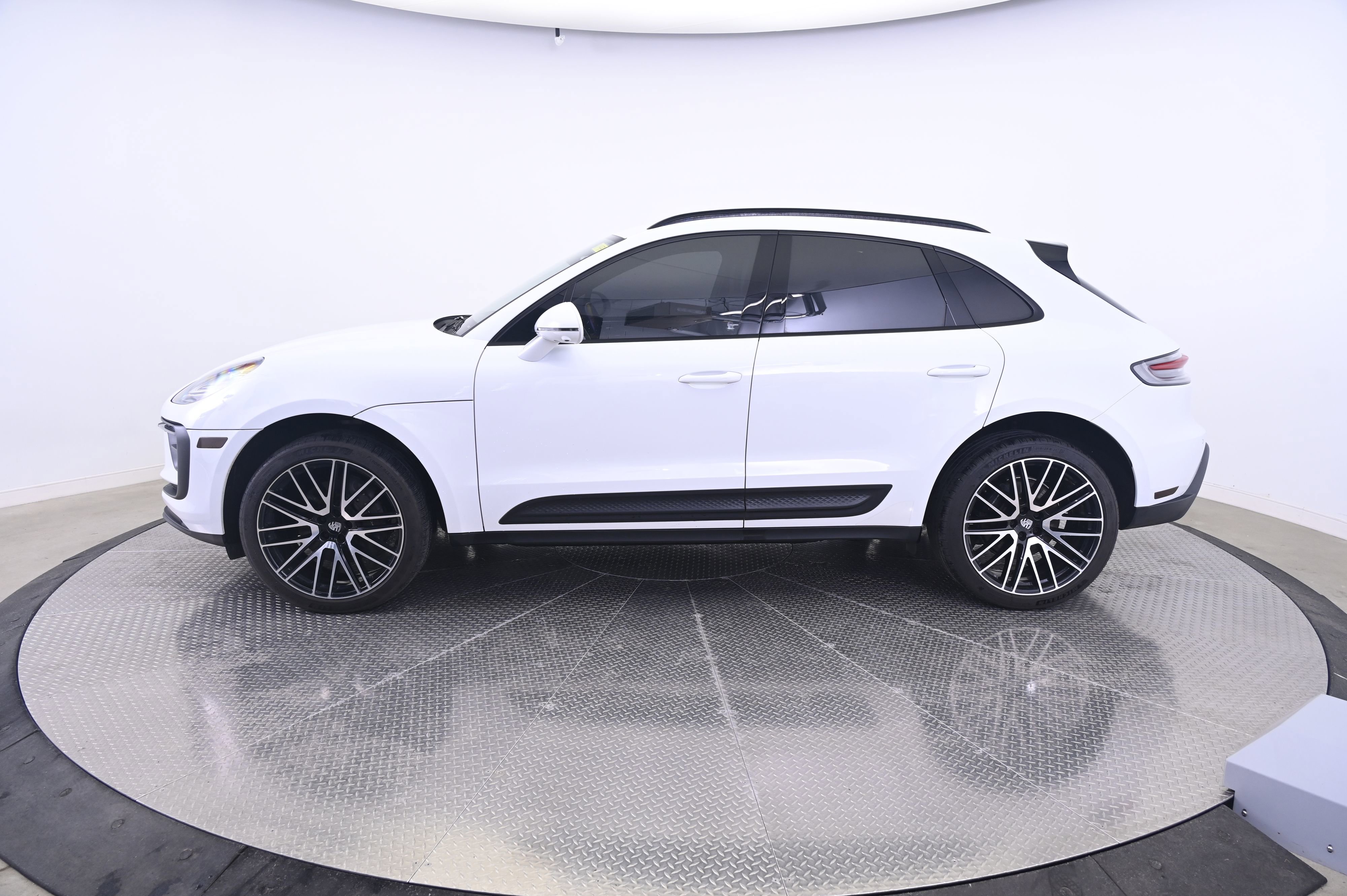 Certified 2022 Porsche Macan image 2