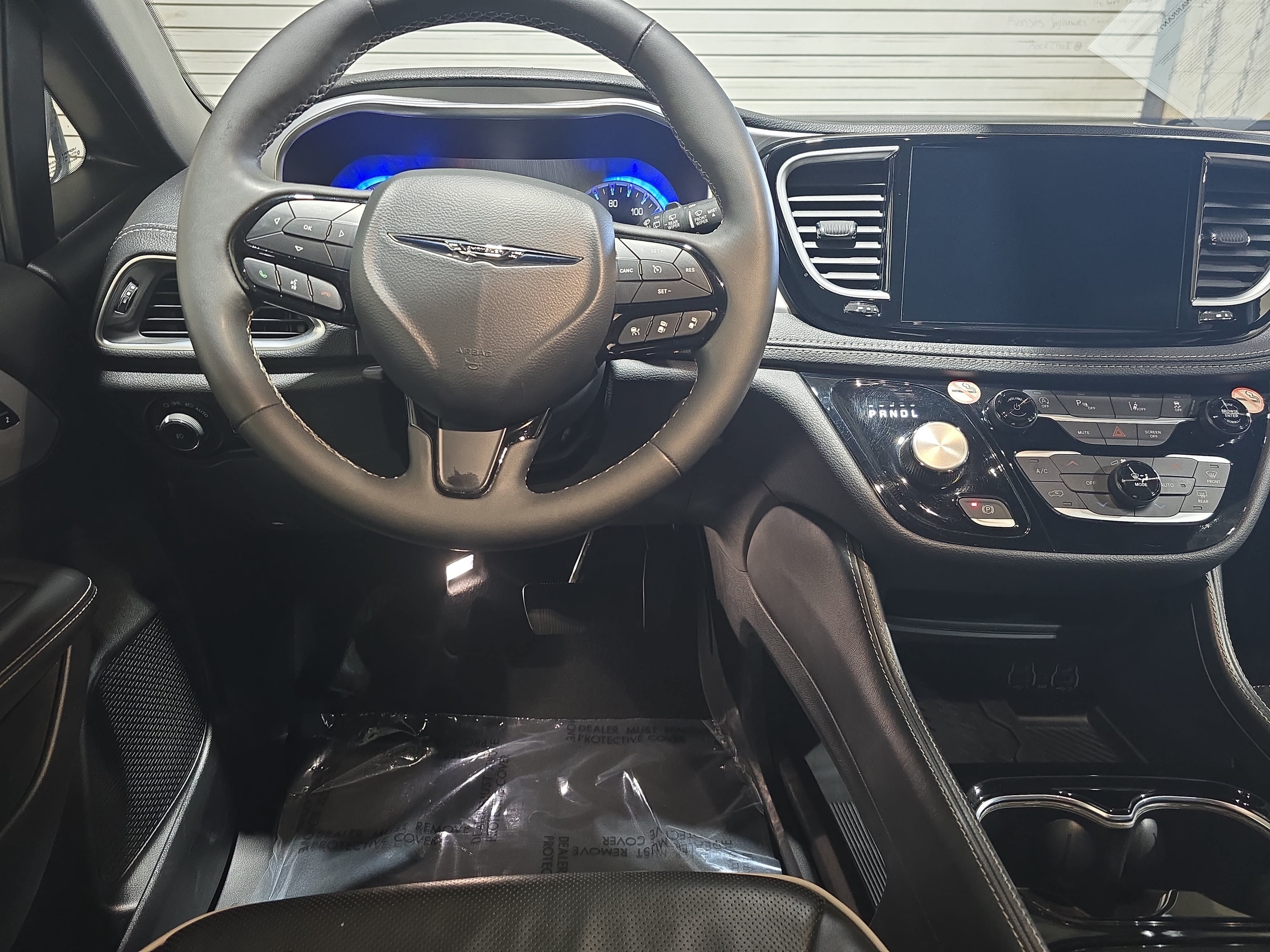 Used 2025 Chrysler Pacifica Limited FWD image 14