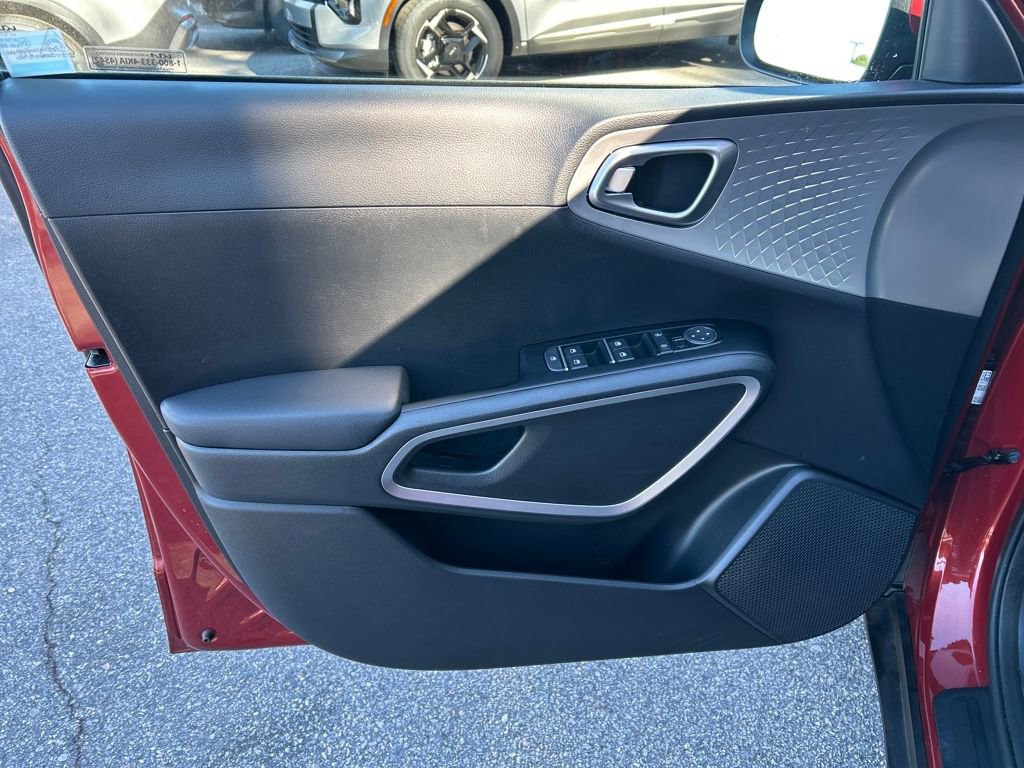 Used 2023 Kia Soul LX image 12