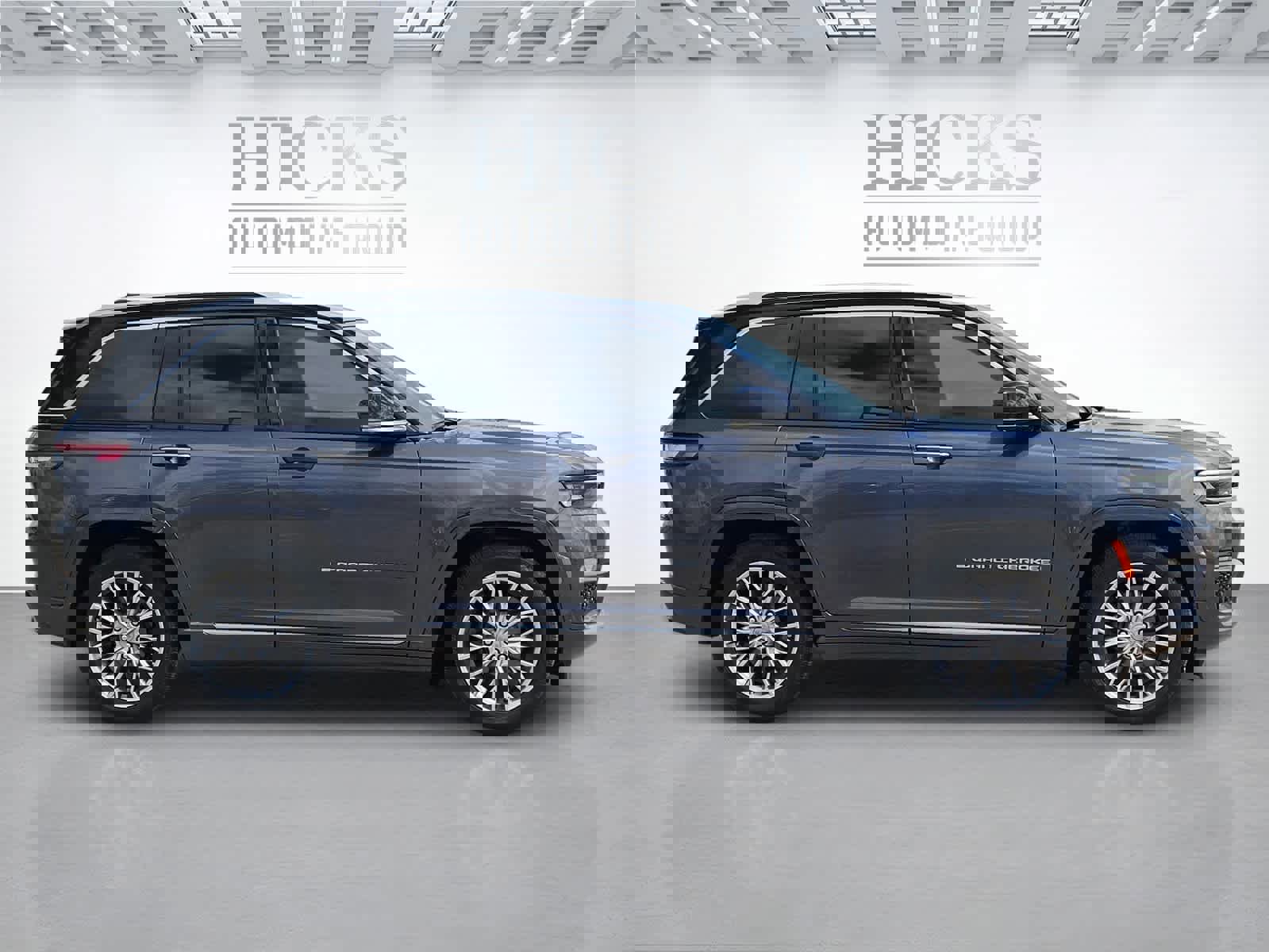 Used 2022 Jeep Grand Cherokee Summit w/ Luxury Tech Group V image 4