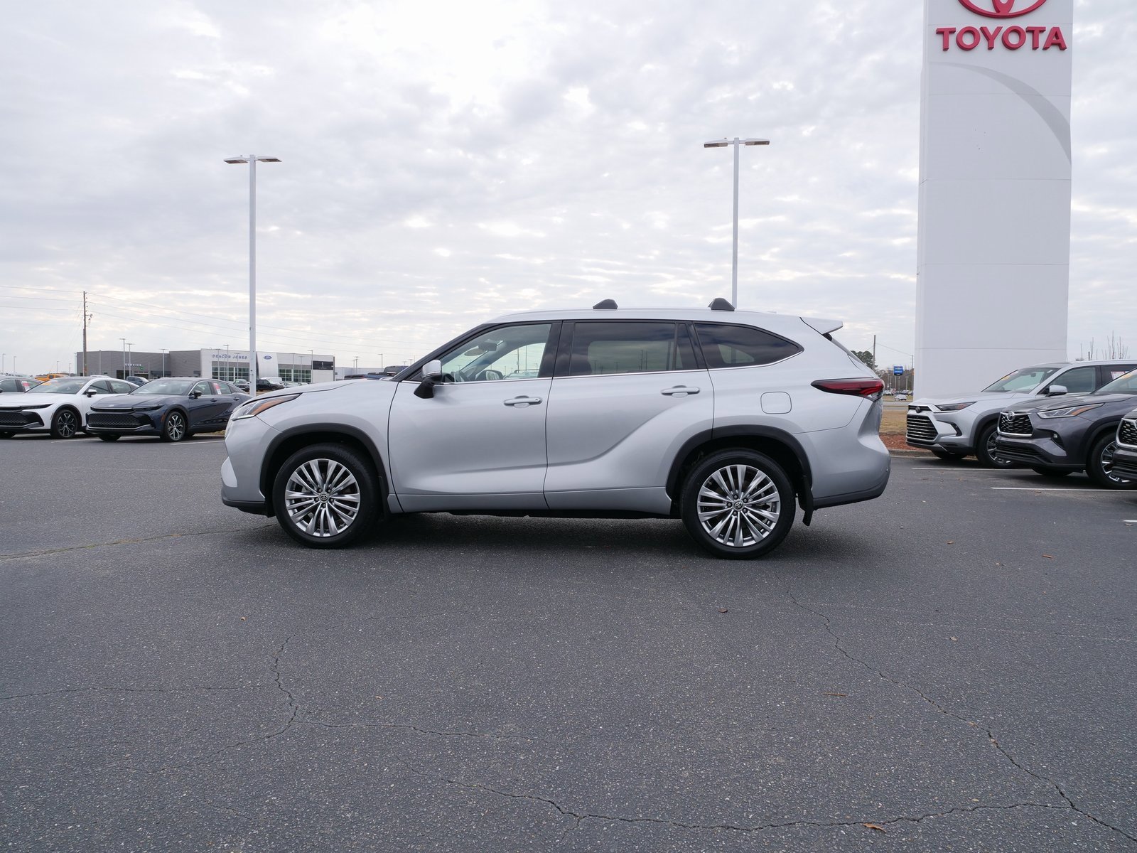 Used 2024 Toyota Highlander Platinum image 6