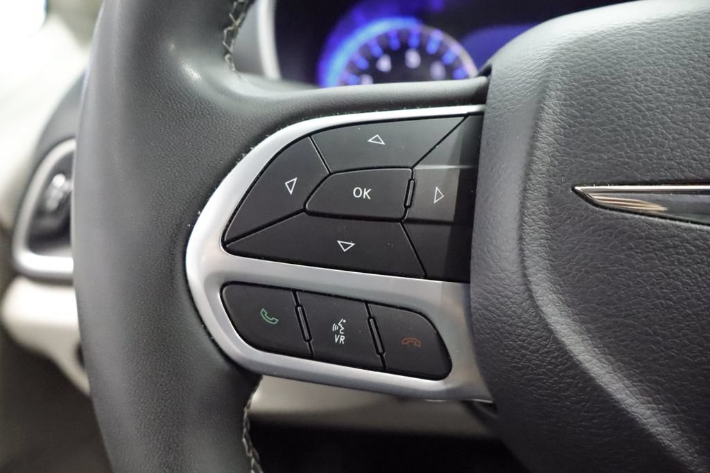 Certified 2023 Chrysler Pacifica Touring-L FWD image 26