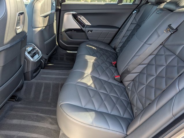 Used 2023 BMW 740i image 21