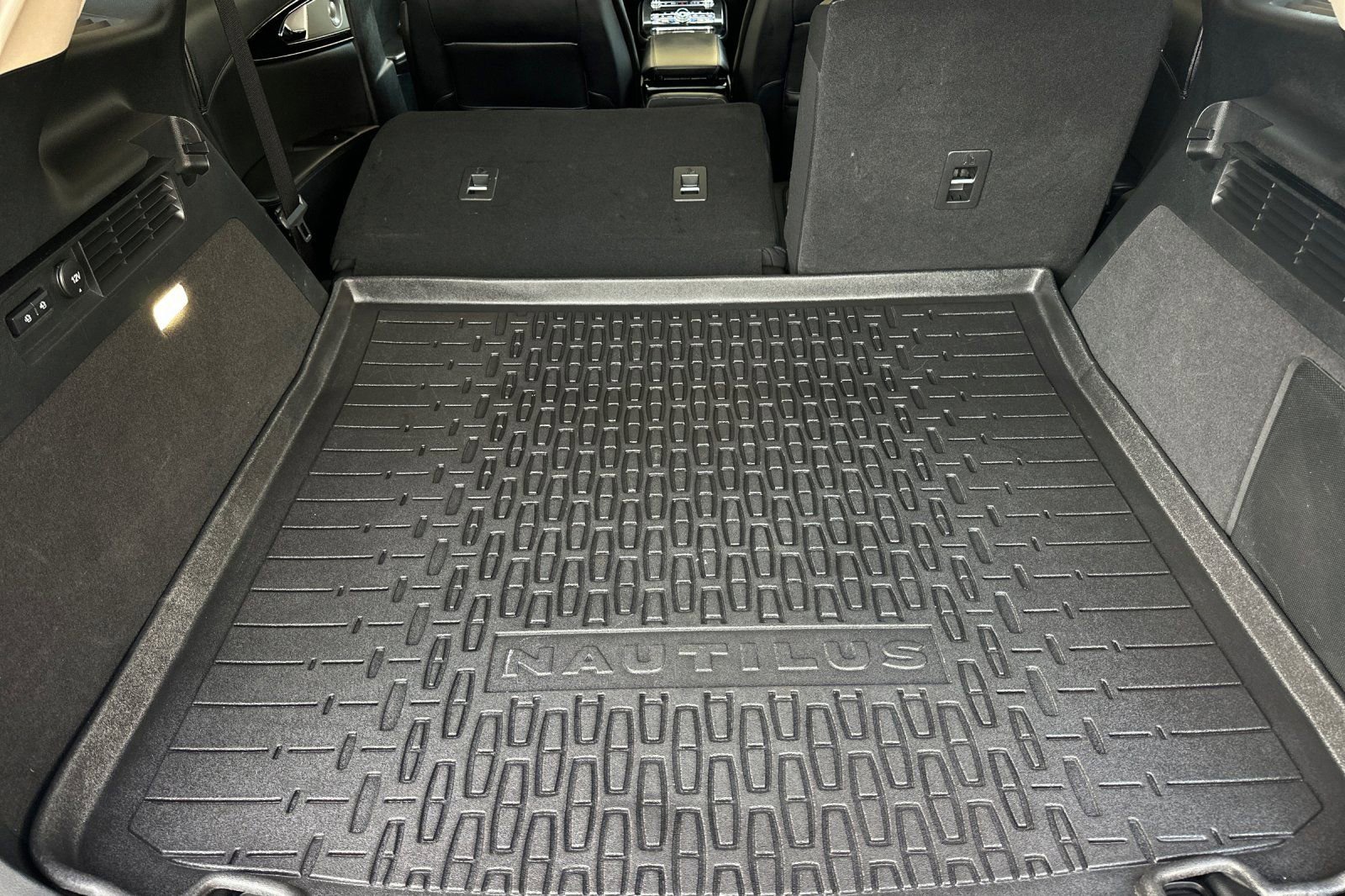 Used 2022 Lincoln Nautilus Reserve w/ Equipment Group 202A image 14