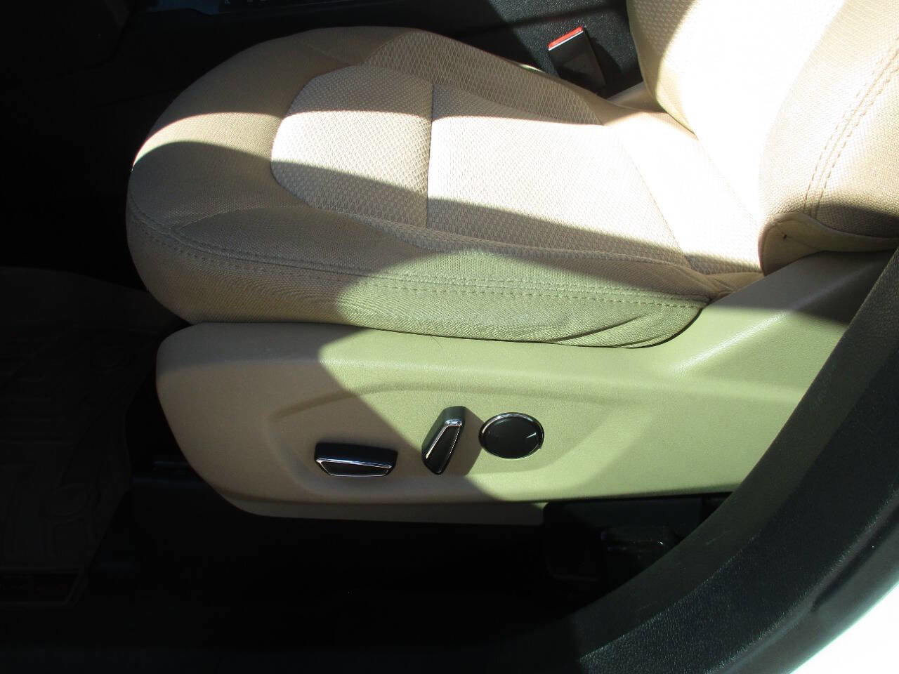 Used 2017 Ford Explorer XLT w/ Equipment Group 201A image 15