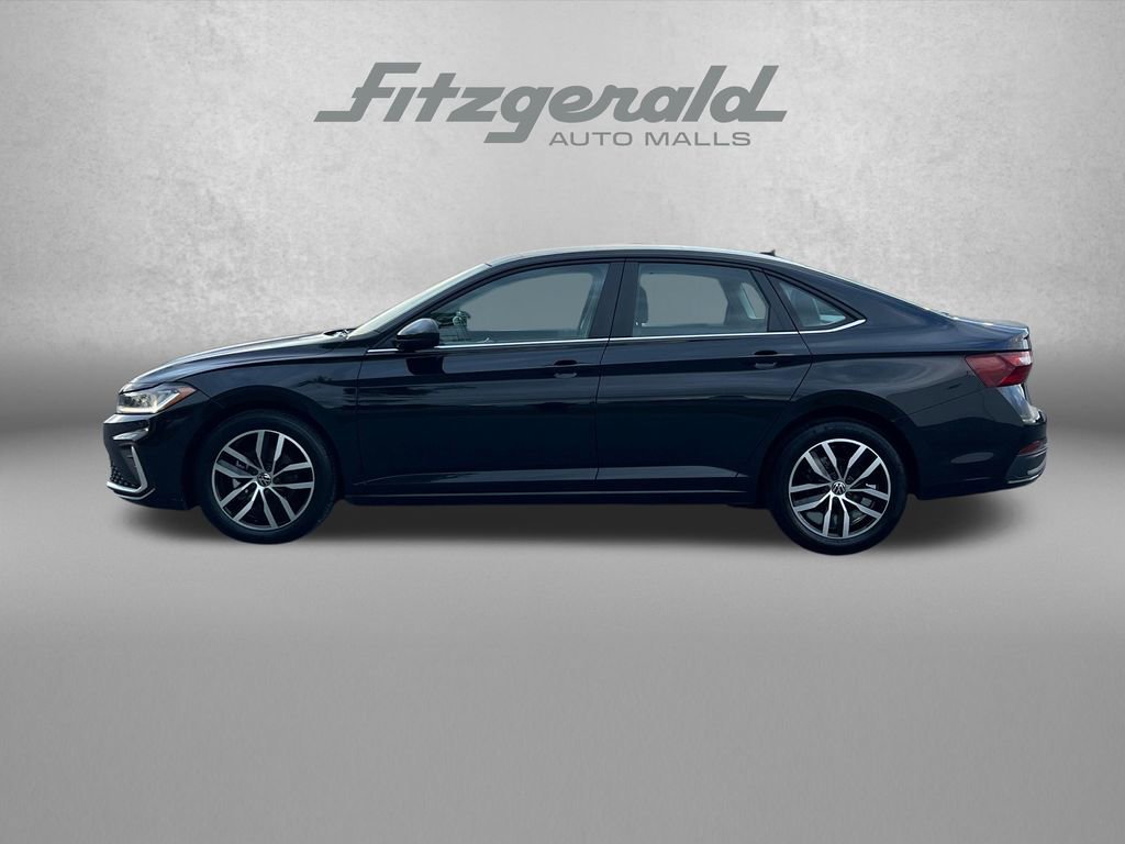 Used 2025 Volkswagen Jetta SE FWD image 4