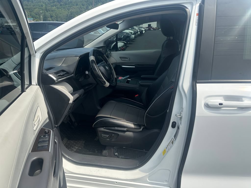 Used 2024 Toyota Sienna LE AWD/4WD image 13