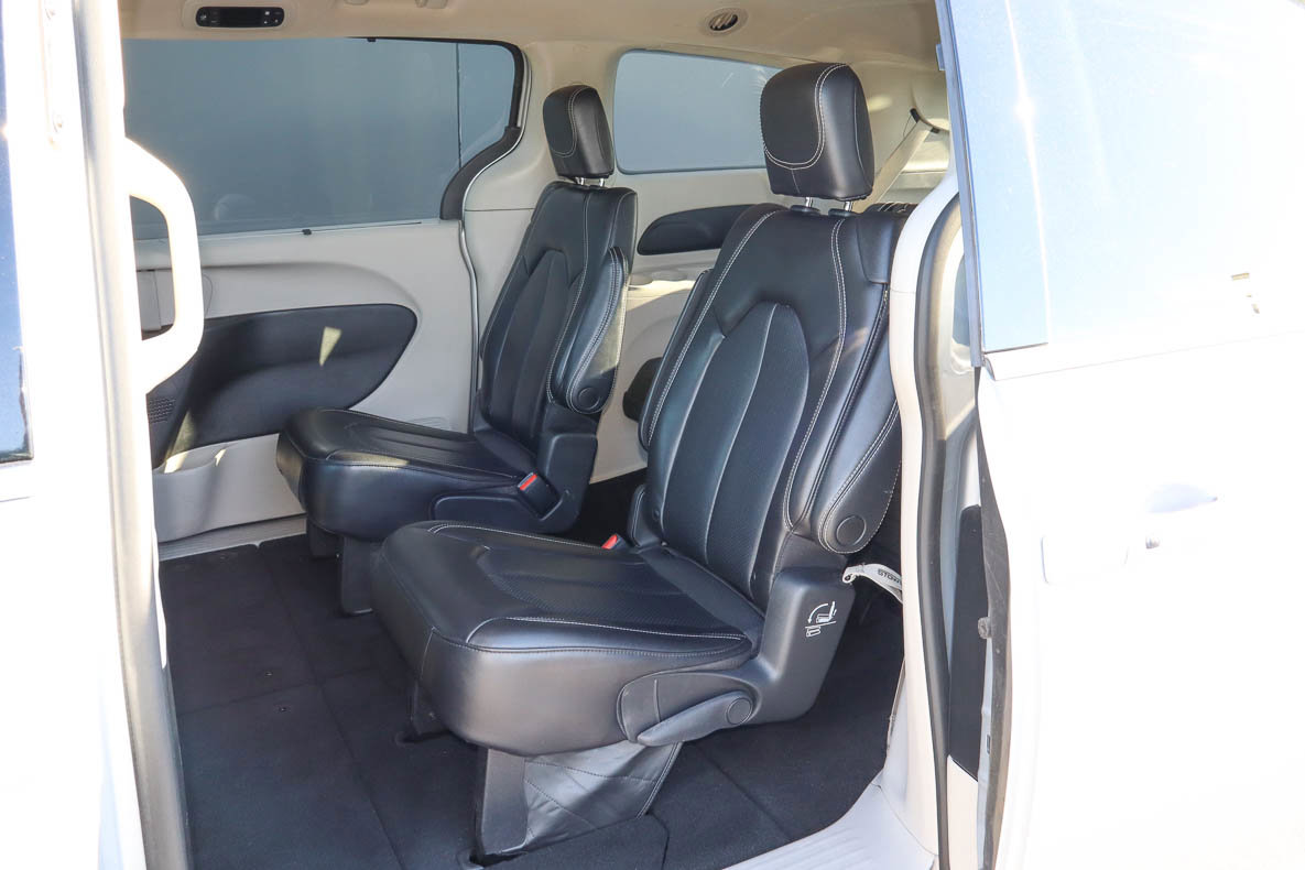 Used 2023 Chrysler Pacifica Touring-L FWD image 8