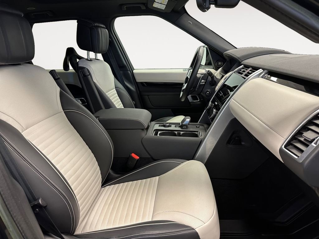 Used 2023 Land Rover Discovery Metropolitan Edition image 15