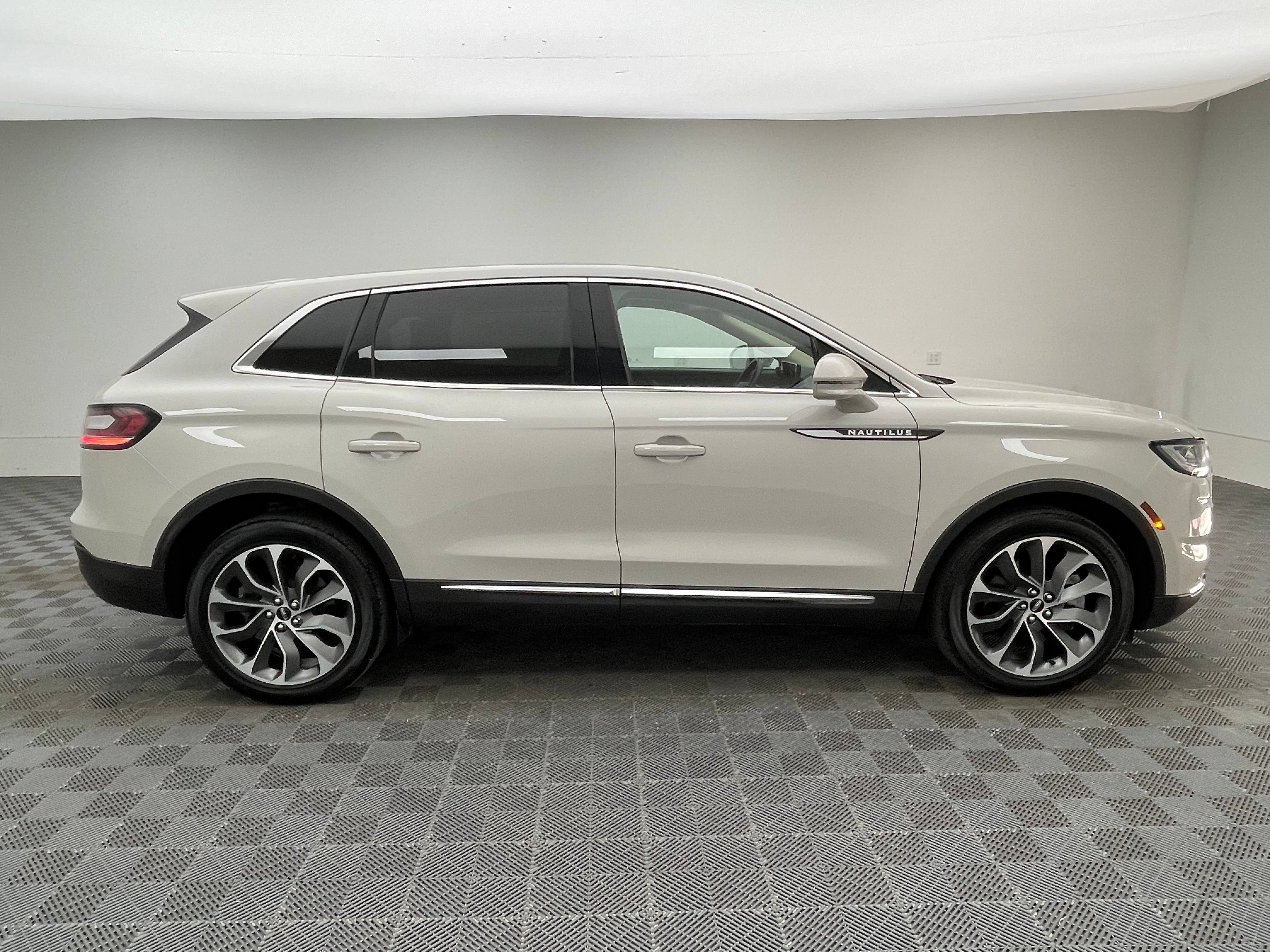 Used 2023 Lincoln Nautilus Reserve AWD/4WD image 8