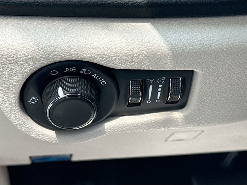 Used 2023 Chrysler Voyager LX FWD image 11