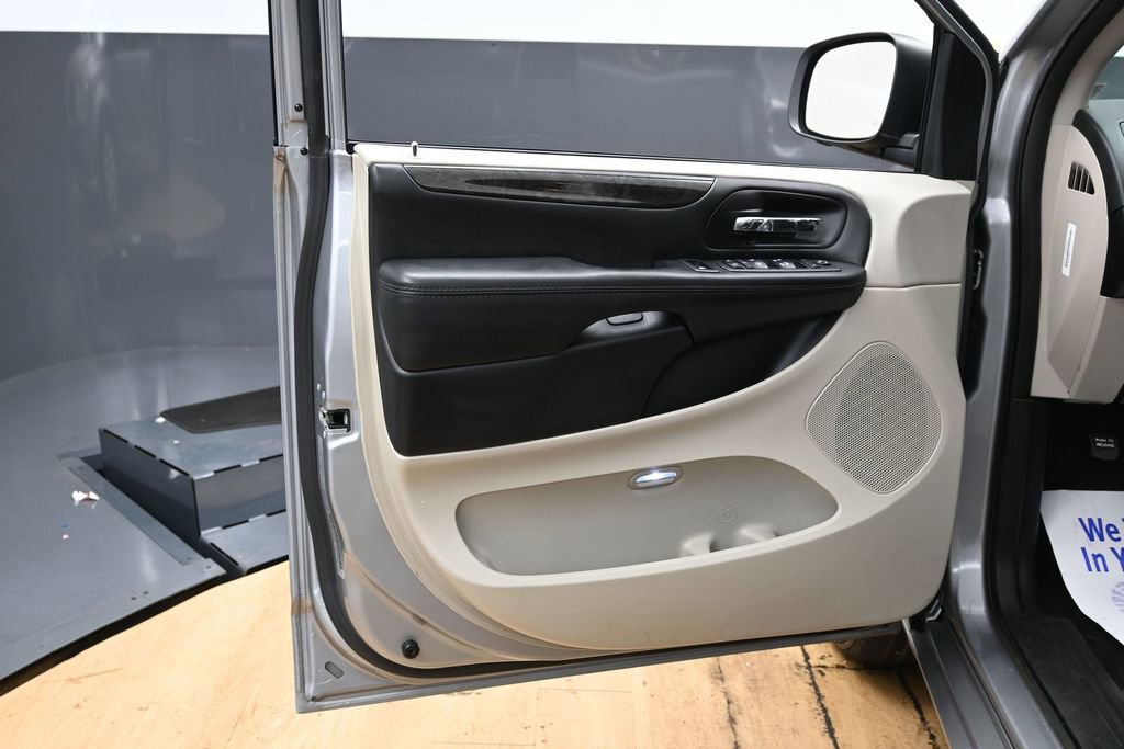 Used 2018 Dodge Grand Caravan SE w/ UConnect Hands-Free Group FWD image 39