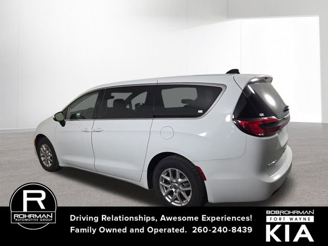 Used 2023 Chrysler Pacifica Touring-L image 10