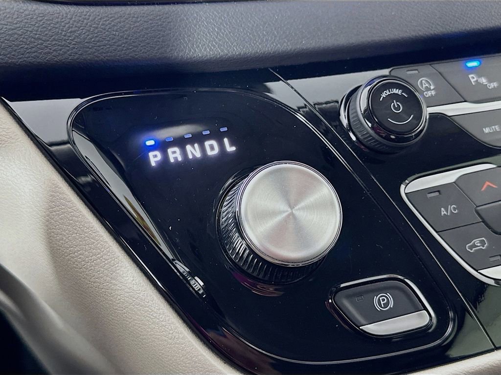 Certified 2024 Chrysler Pacifica Touring-L image 25