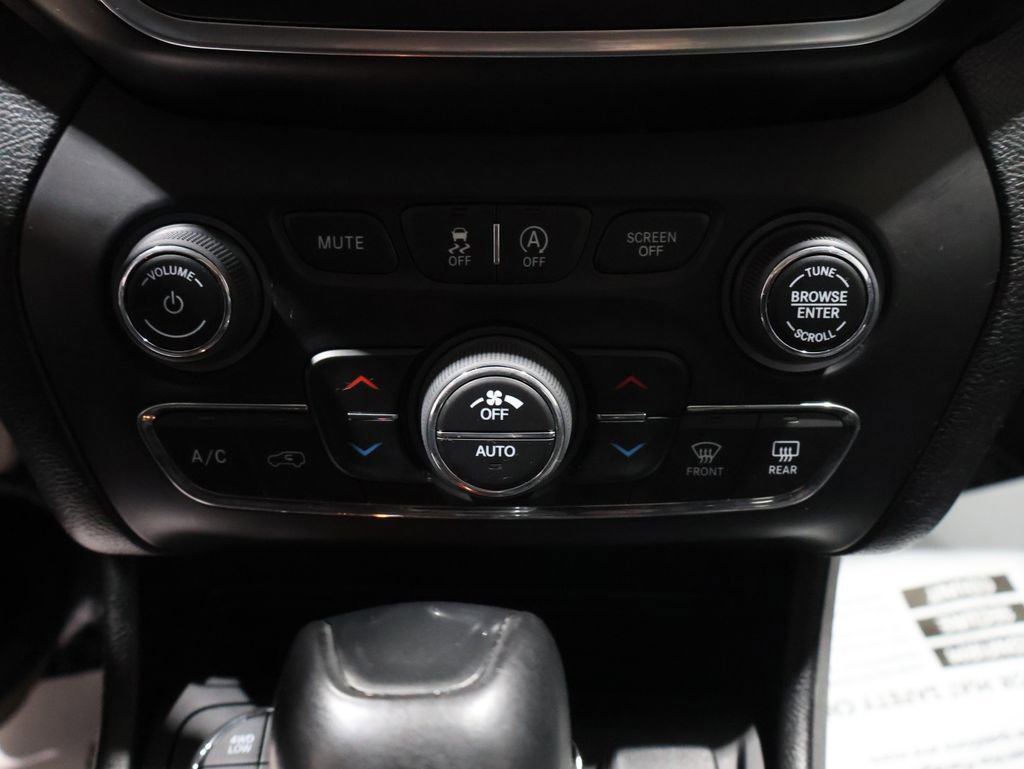 Used 2021 Jeep Cherokee Trailhawk image 32