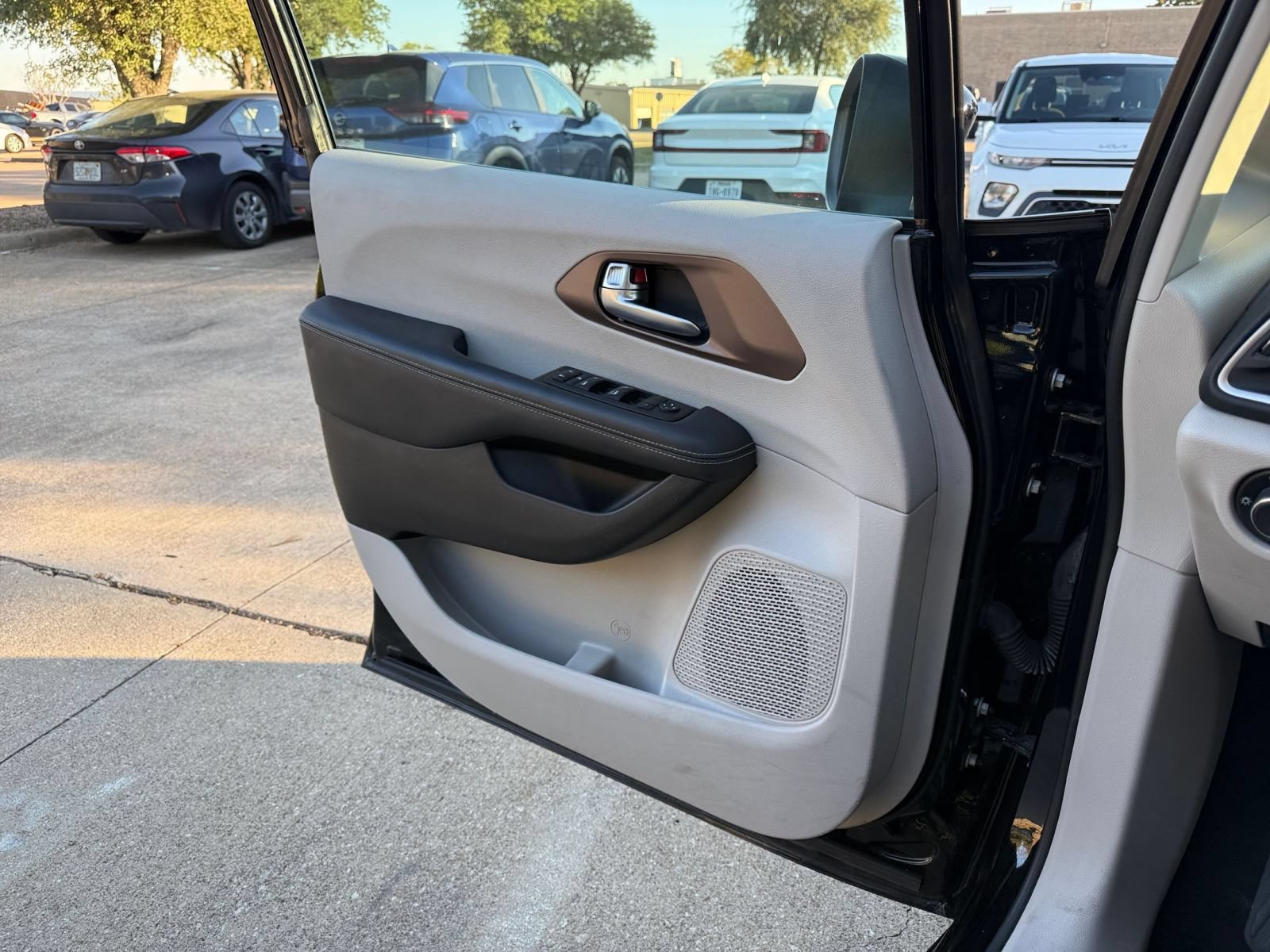 Used 2024 Chrysler Voyager LX FWD image 18