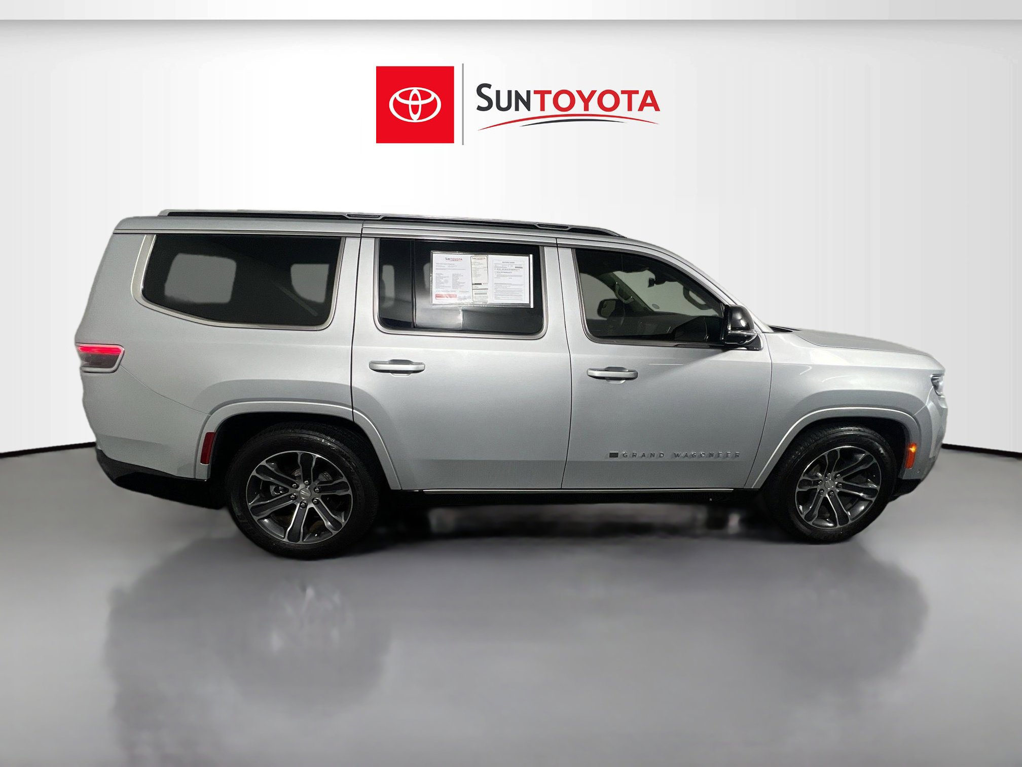 Used 2023 Jeep Grand Wagoneer 4WD image 2