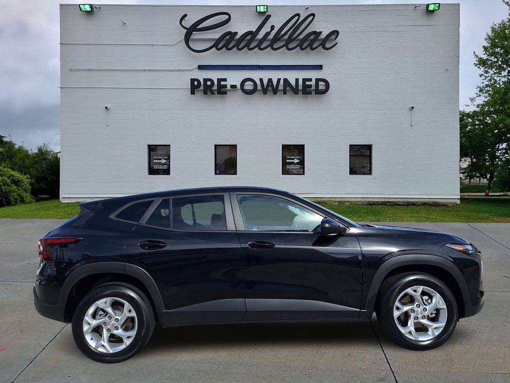 Used 2024 Chevrolet Trax LS w/ LS Convenience Package image 2