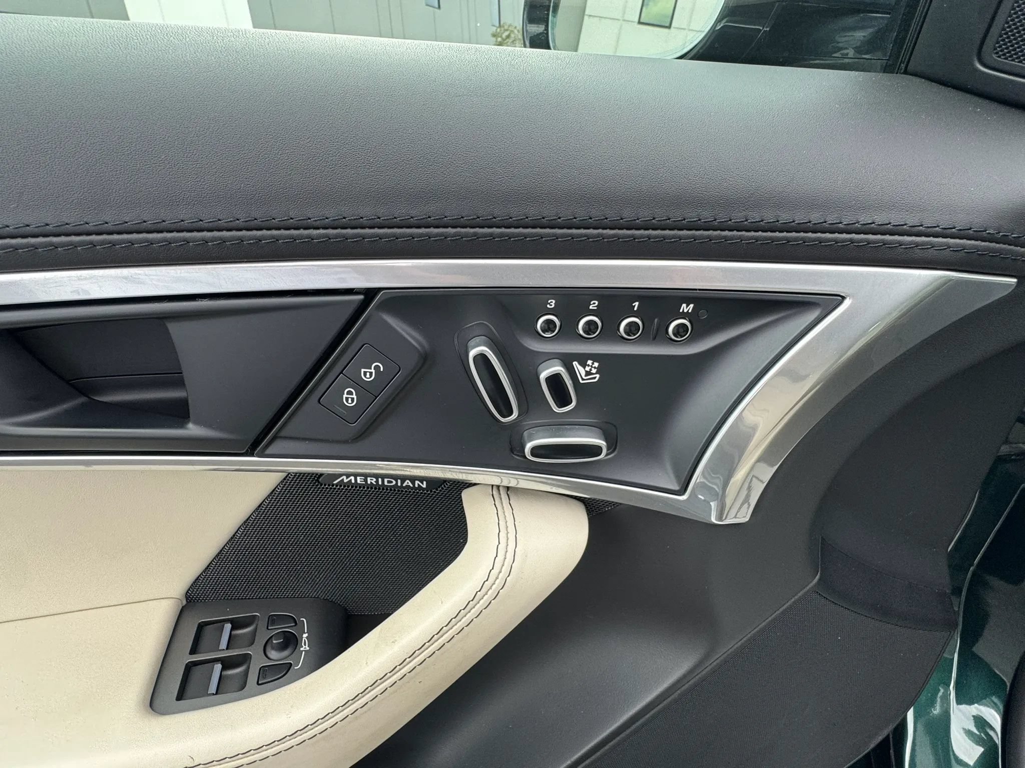 Used 2018 Jaguar F-TYPE Coupe RWD image 17