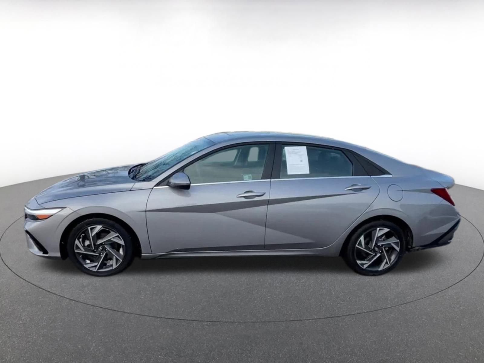 Used 2025 Hyundai Elantra Limited image 10