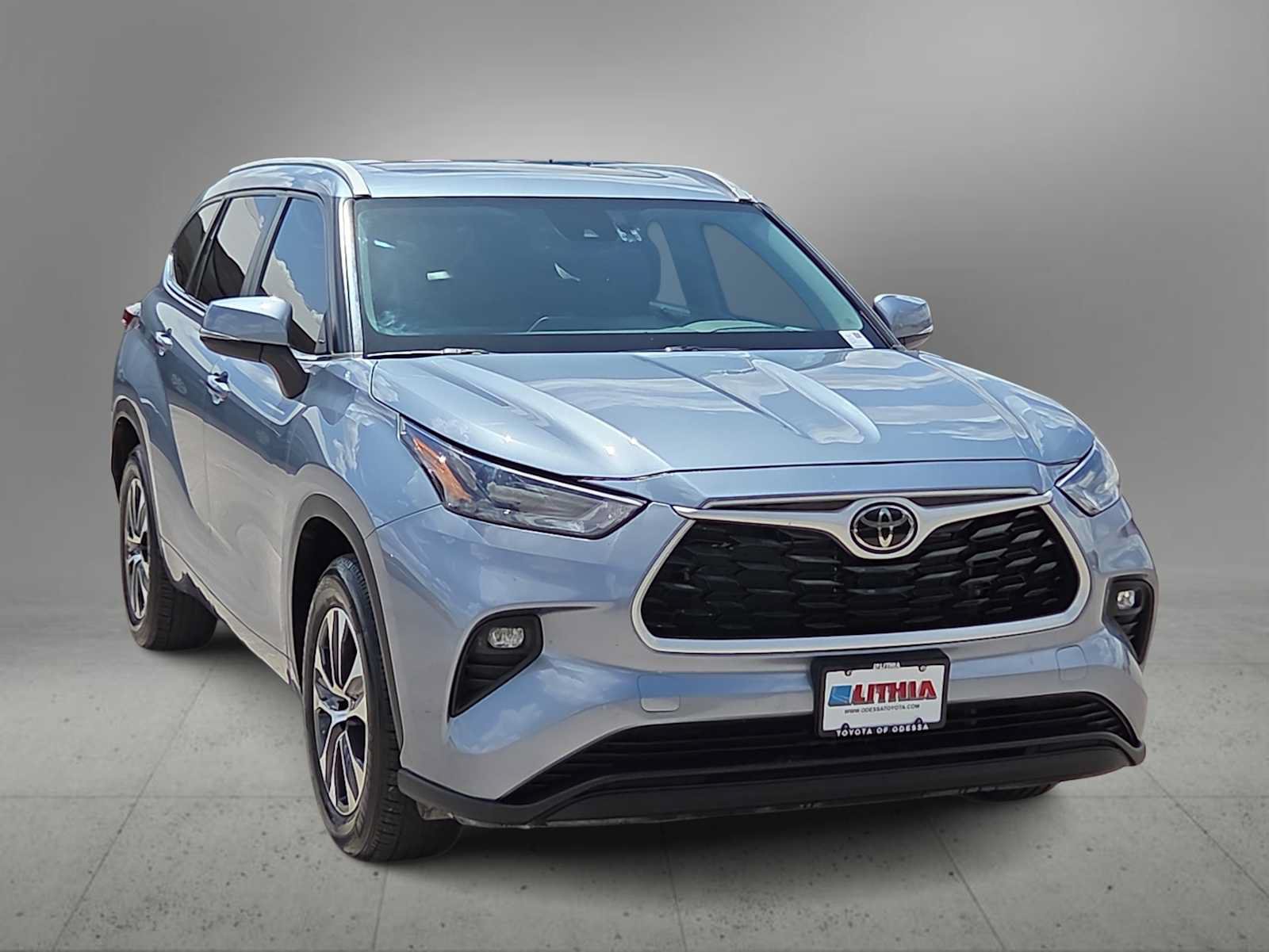 Used 2024 Toyota Highlander XLE FWD image 3