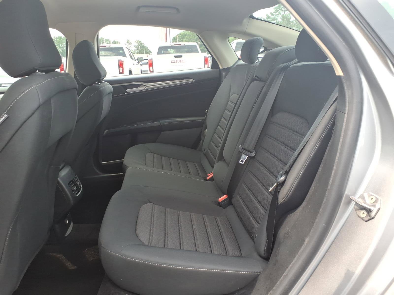 Used 2020 Ford Fusion SE FWD image 22