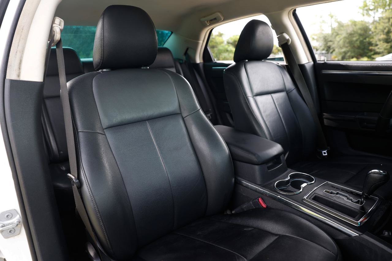 Used 2010 Chrysler 300 Touring RWD image 16