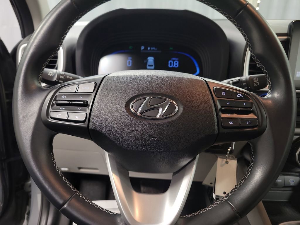 Used 2023 Hyundai Venue SEL image 18