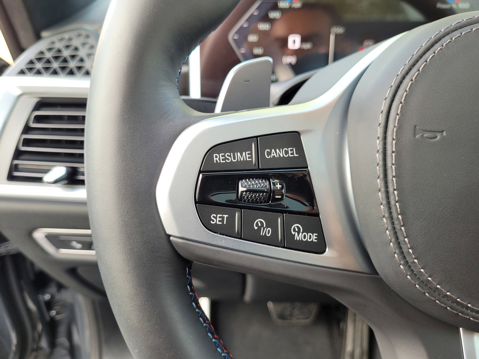 Used 2025 BMW X7 M60i w/ Climate Comfort Package image 23