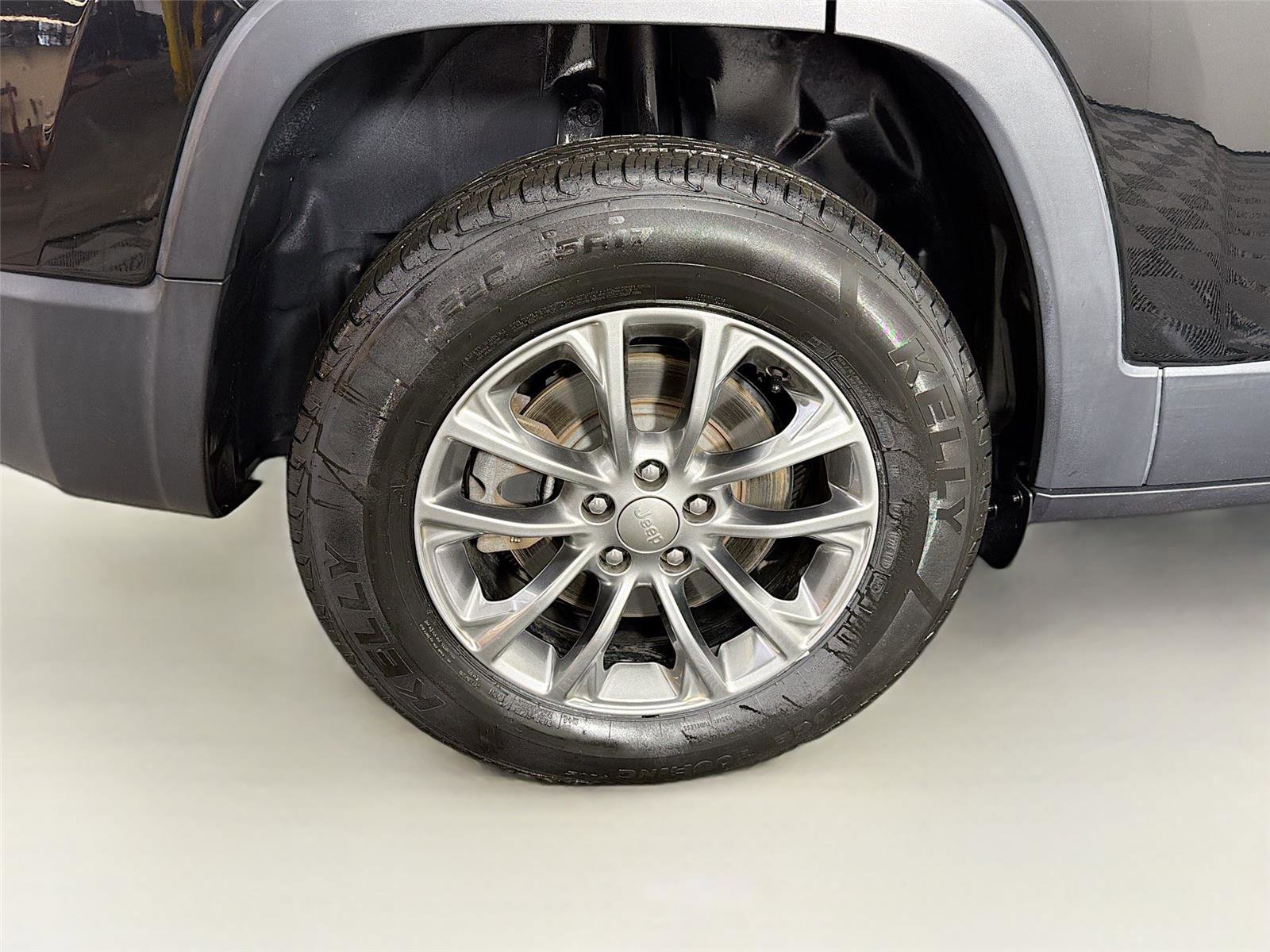 Used 2019 Jeep Cherokee Latitude Plus w/ Comfort/Convenience Group AWD/4WD image 34