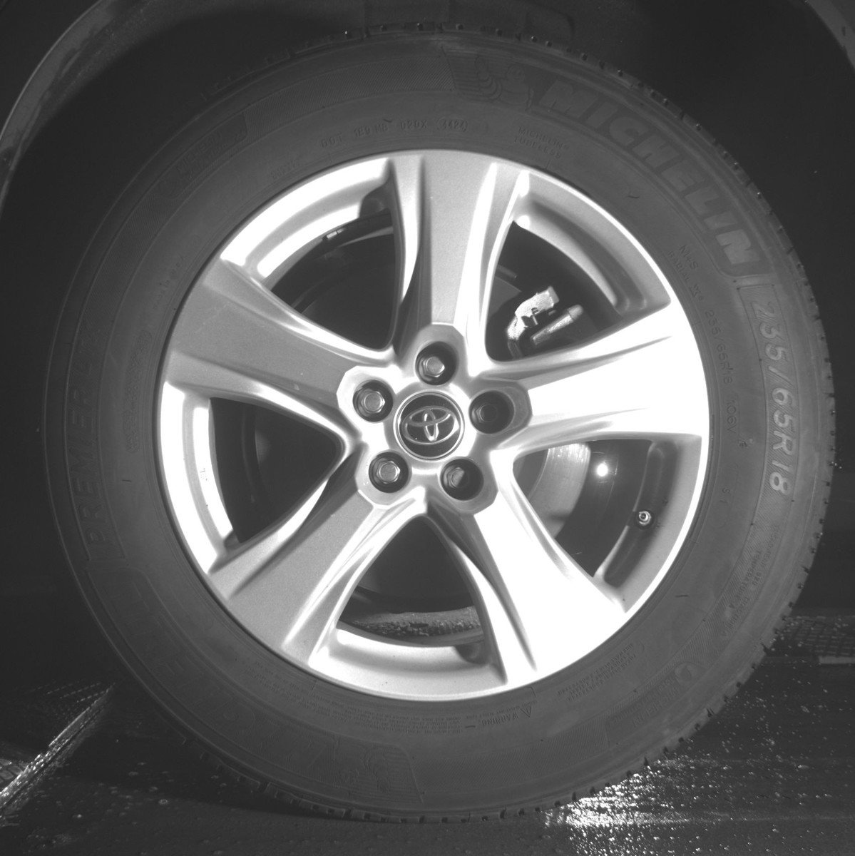 Used 2025 Toyota Highlander LE FWD image 14