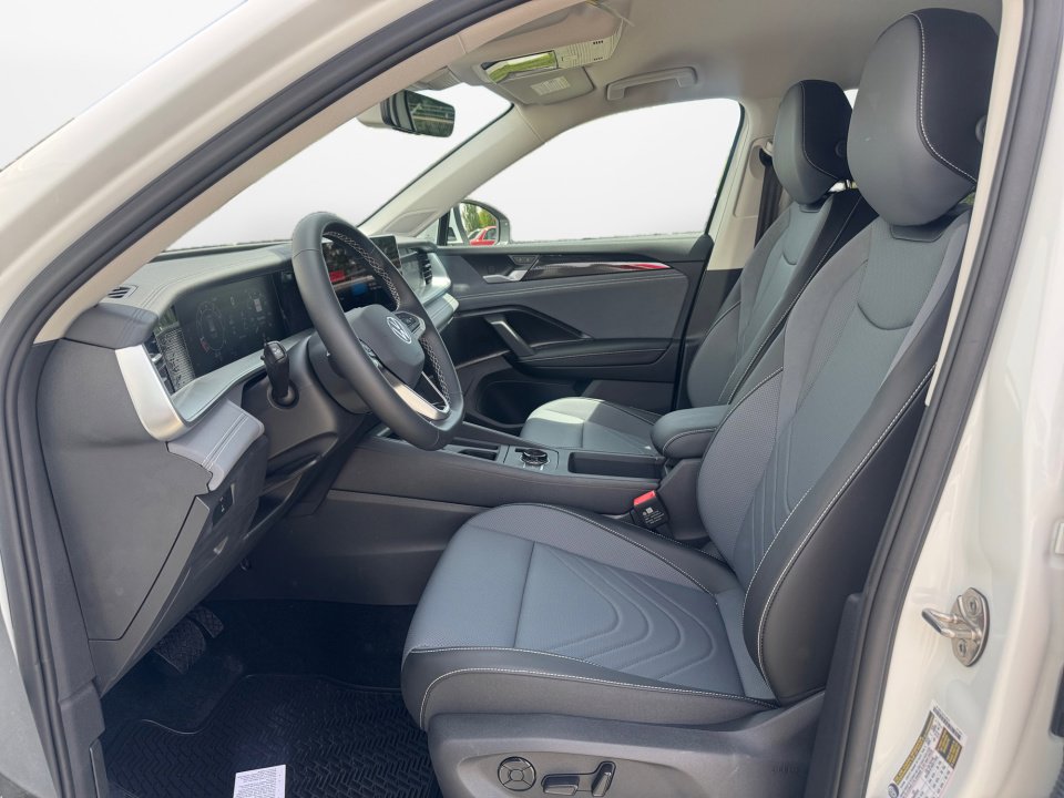 New 2026 Volkswagen Tiguan SE FWD image 9