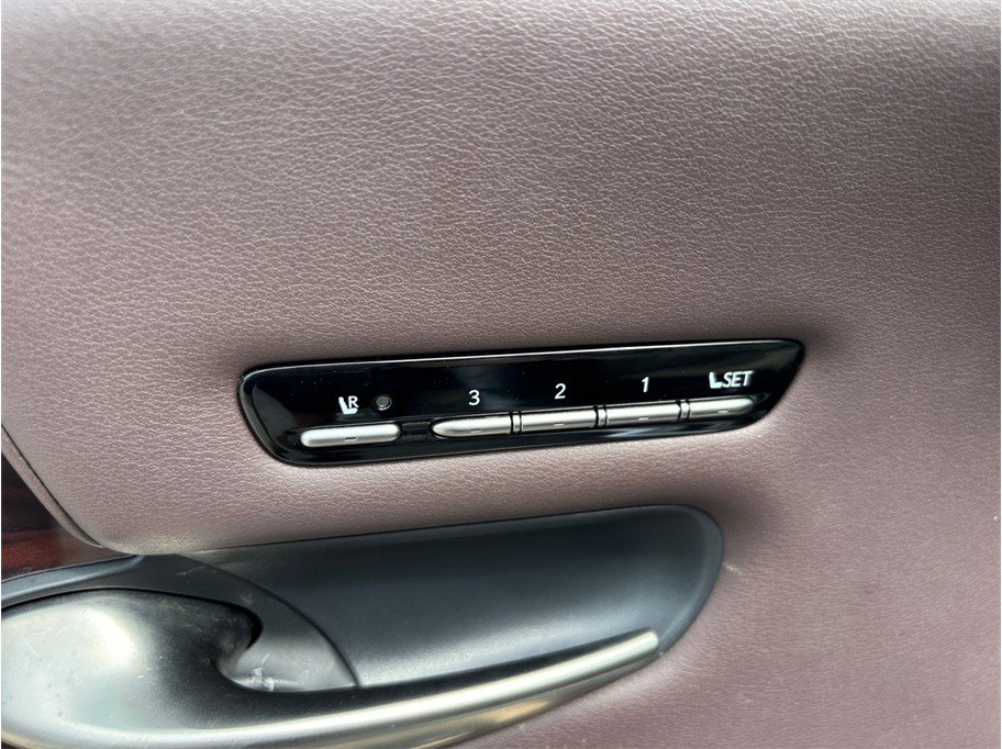 Used 2018 Lexus LS 500 w/ Luxury Package RWD image 25