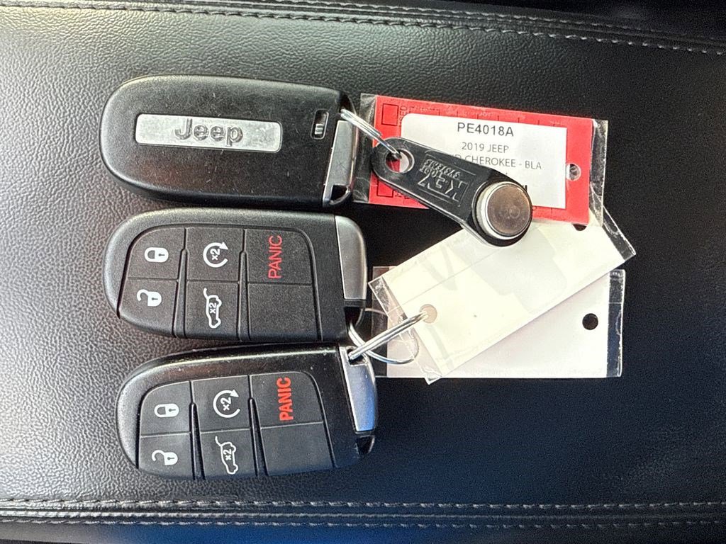 Used 2019 Jeep Grand Cherokee Altitude AWD/4WD image 4