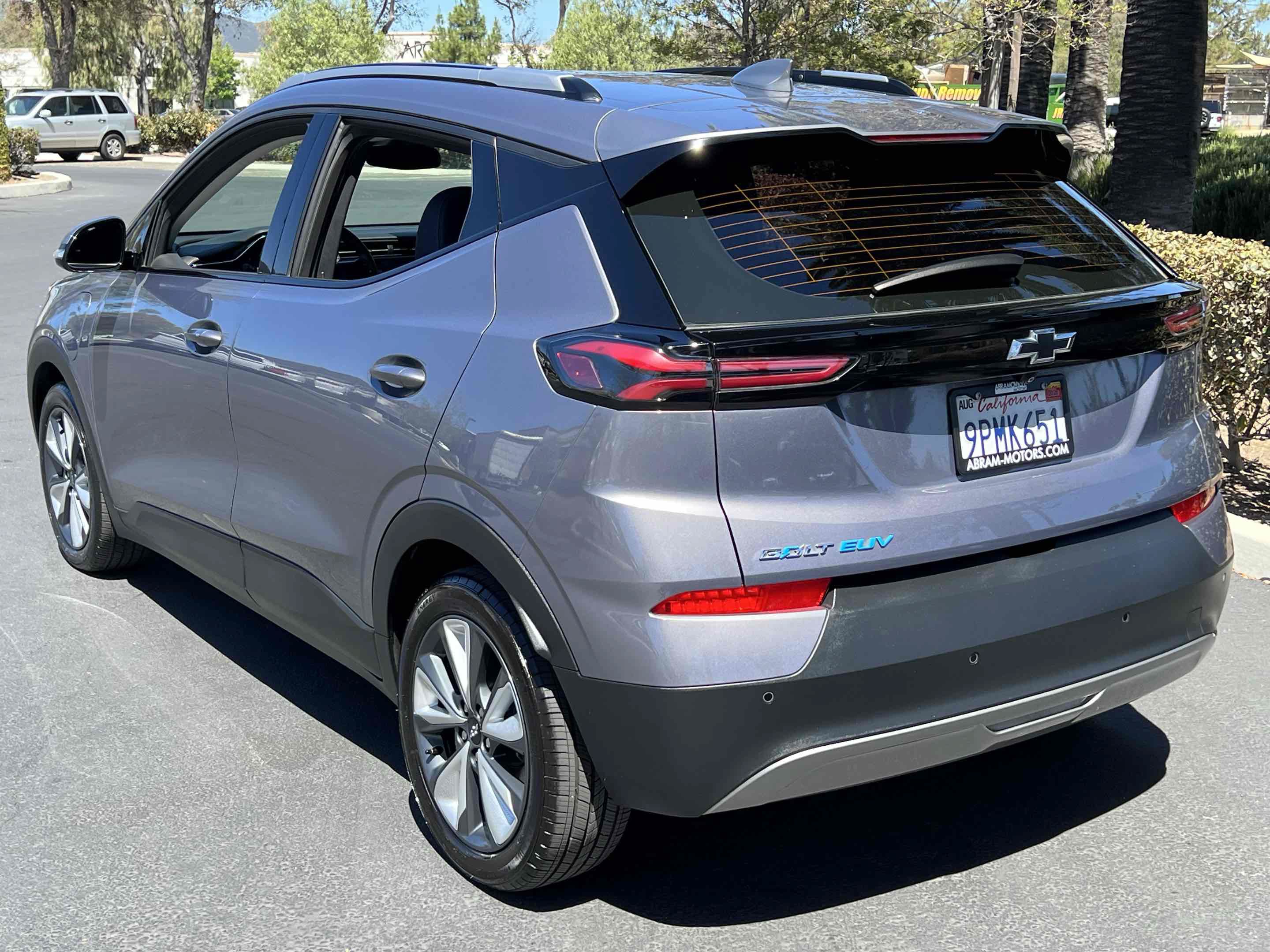 Used 2022 Chevrolet Bolt EUV LT w/ Convenience Package FWD image 2