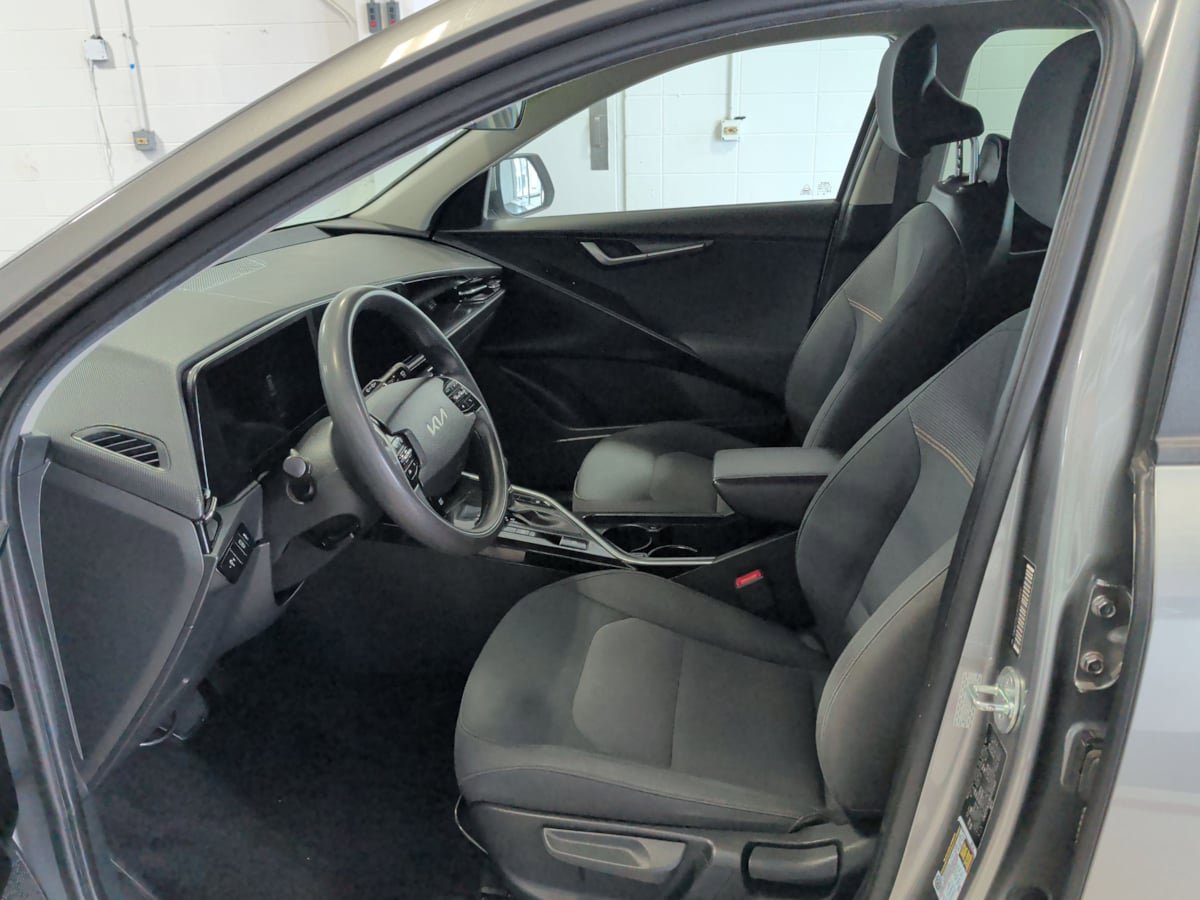 Used 2023 Kia Niro LX FWD image 9